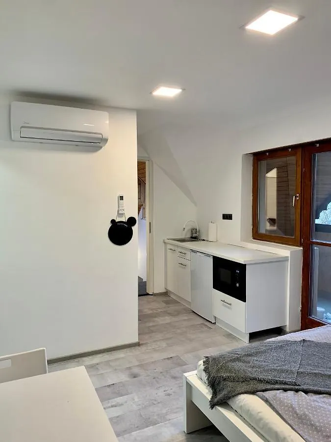 Var-Lak Apartman Eğri 0*,  Macaristan